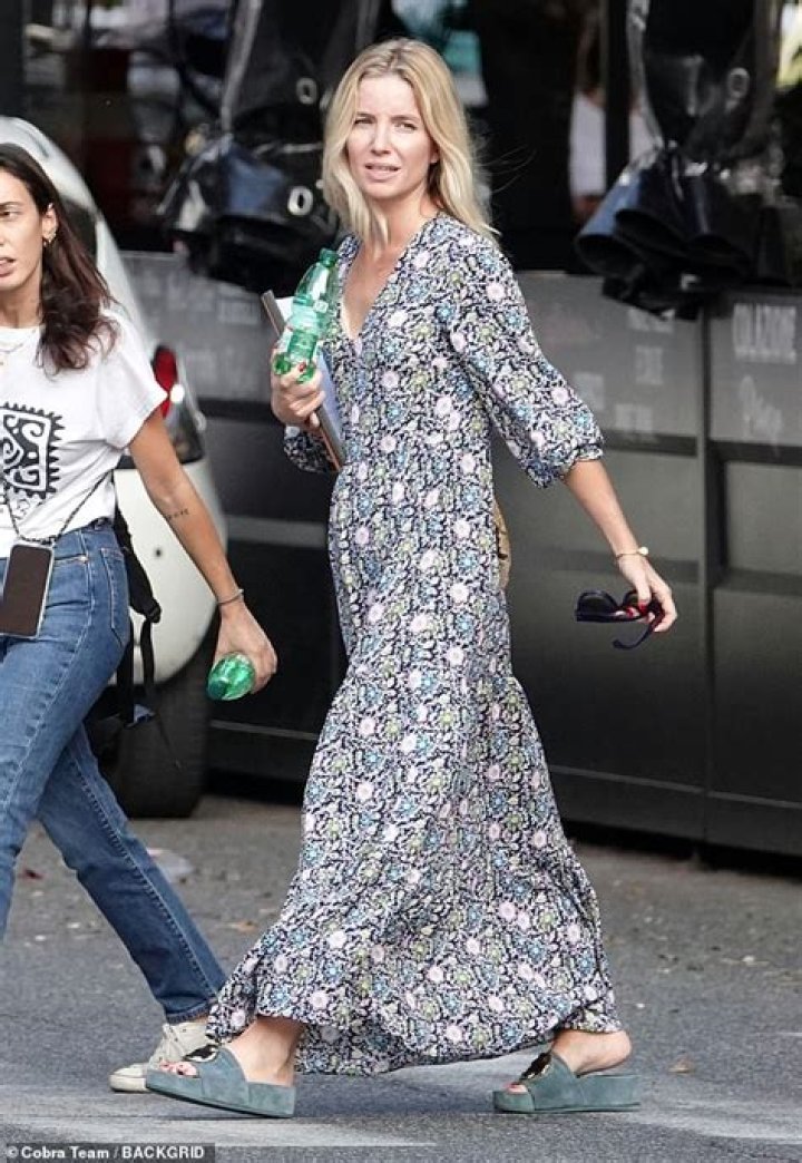 How tall is Annabelle Wallis ·