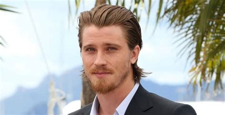 How tall is Garrett Hedlund ·