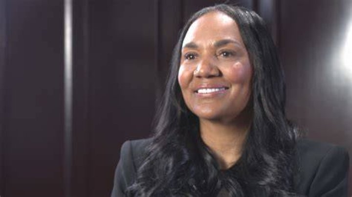 How Tall Is Gloria James?