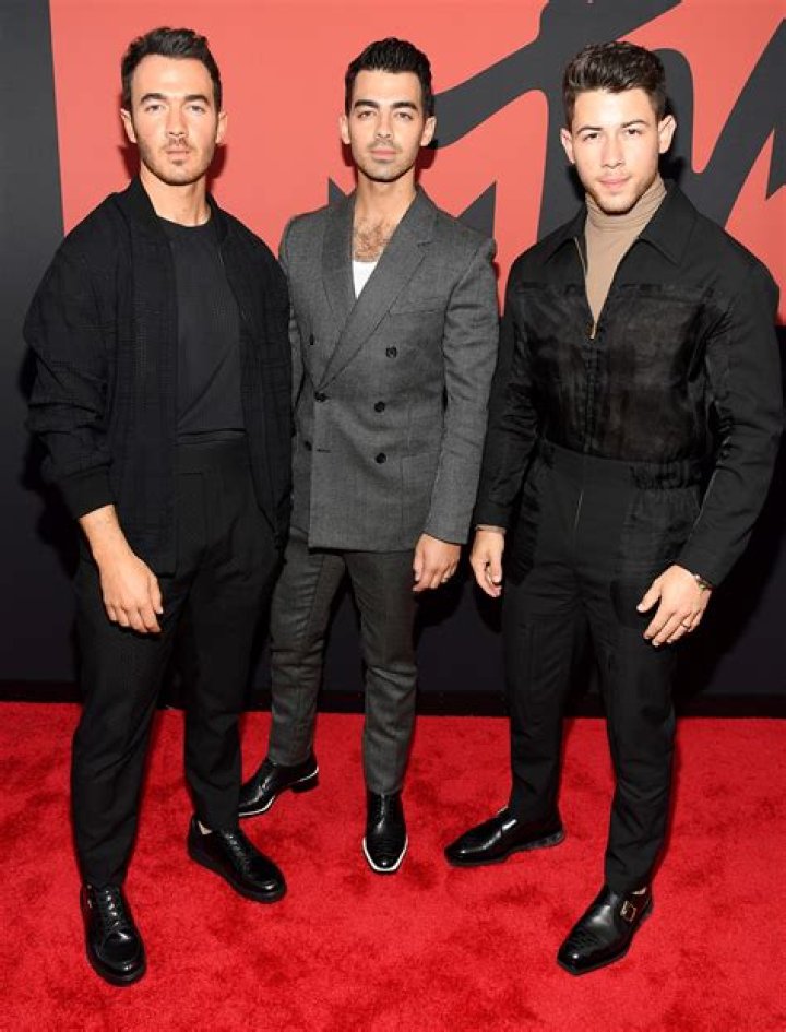 How tall is Kevin Jonas ·