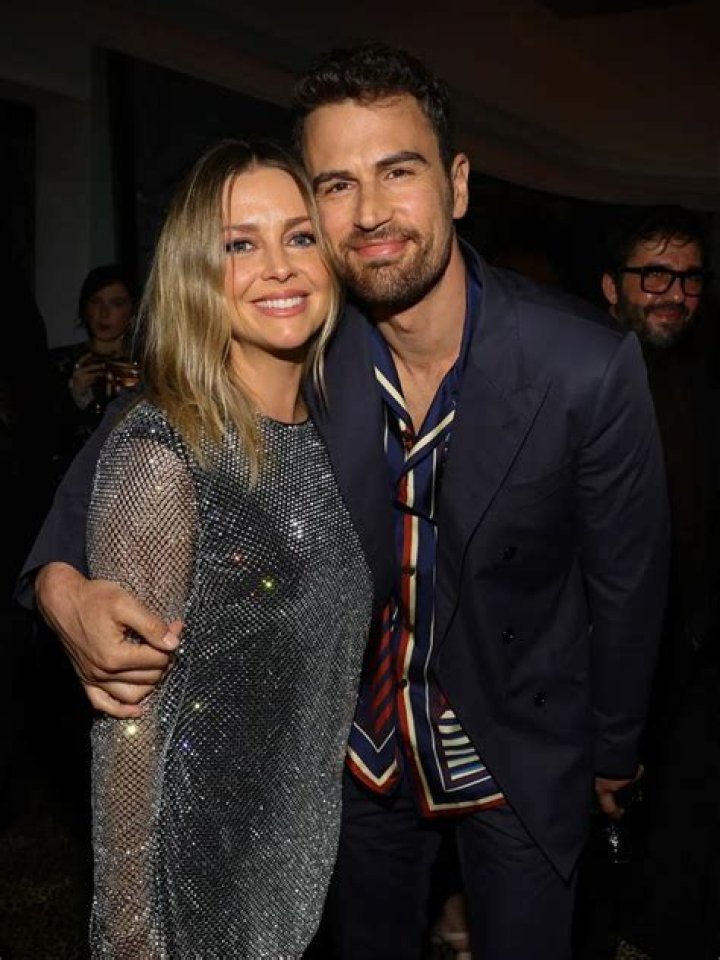 How tall is Theo James ·