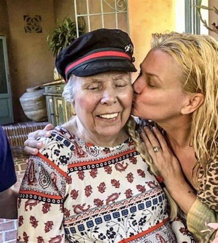 Joni Mitchell gets a kiss from her daughter, Kilauren Gibb Joni