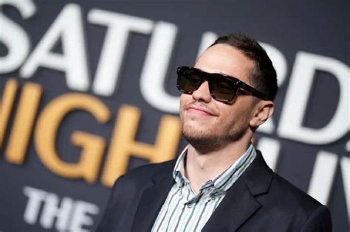 Pete Davidson Net Worth 2022 Ba'amurke ɗan wasan barkwanci ya cika