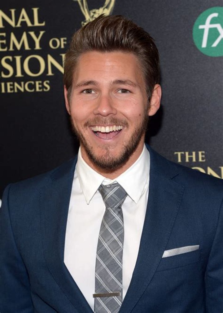 Scott Clifton Net Worth